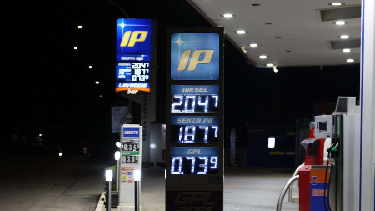 Fuel prices are displayed at a gas station in Italy. - fr.de