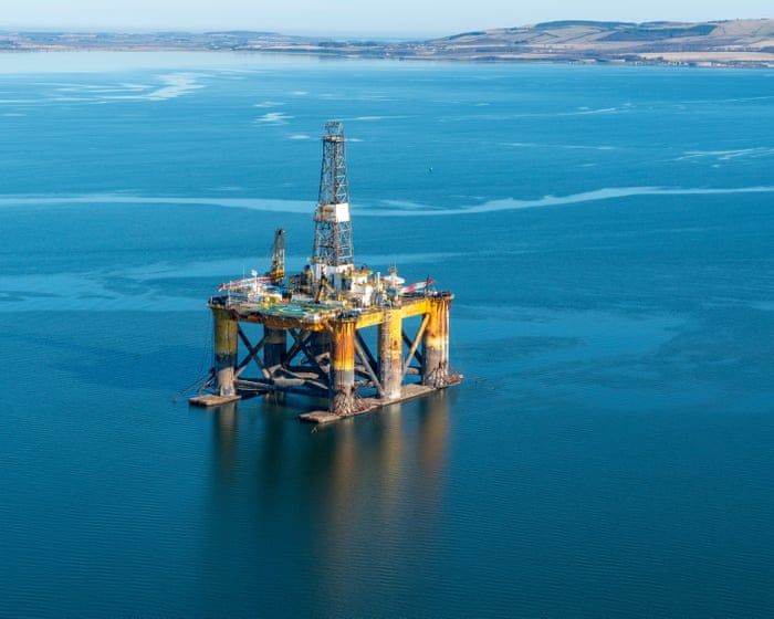 An oil rig in the North Sea. - Rick Wood Photography/Alamy