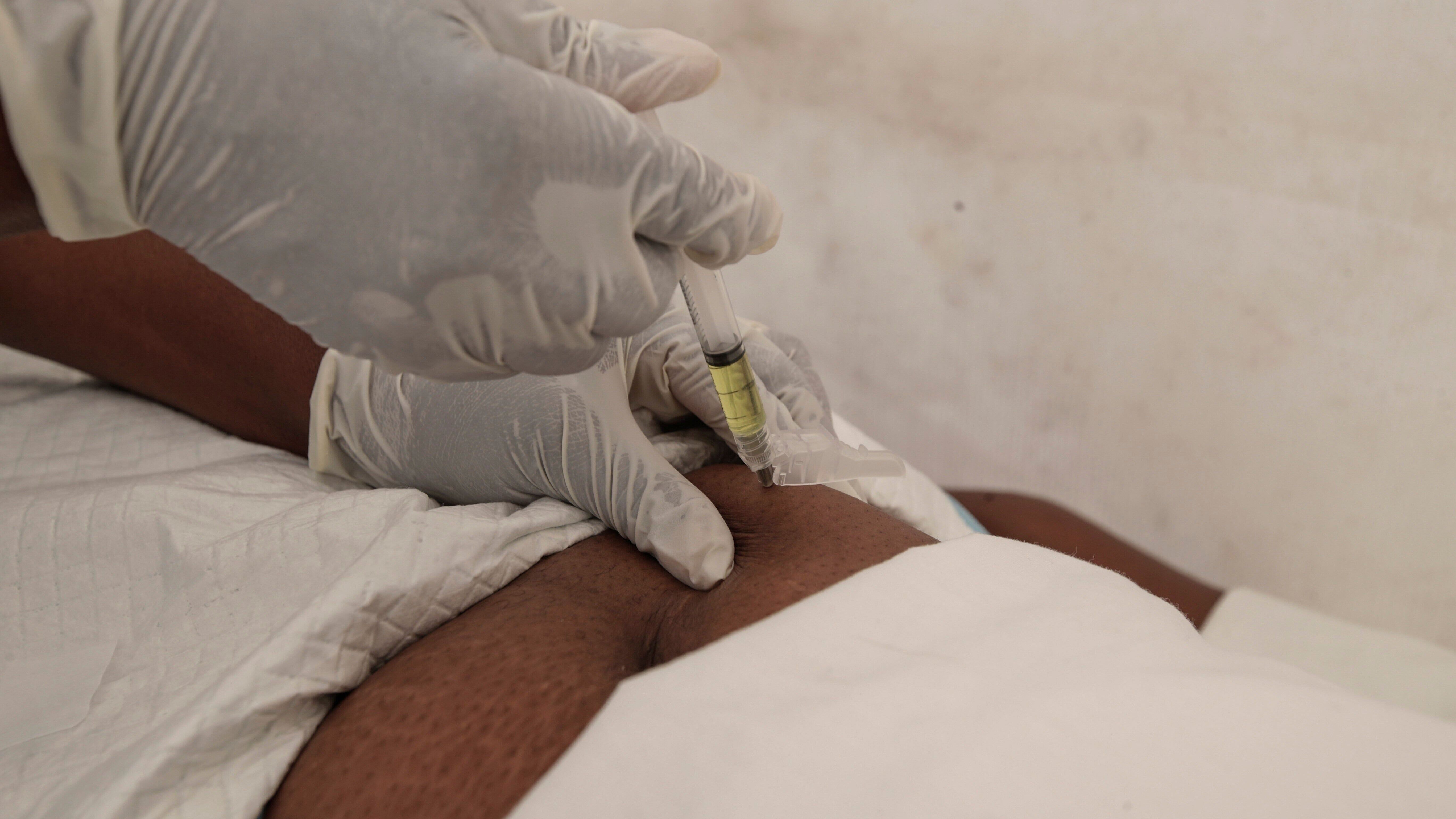 A woman in Zimbabwe receives an injection of the HIV drug lenacapavir. - dagensmedicin.se