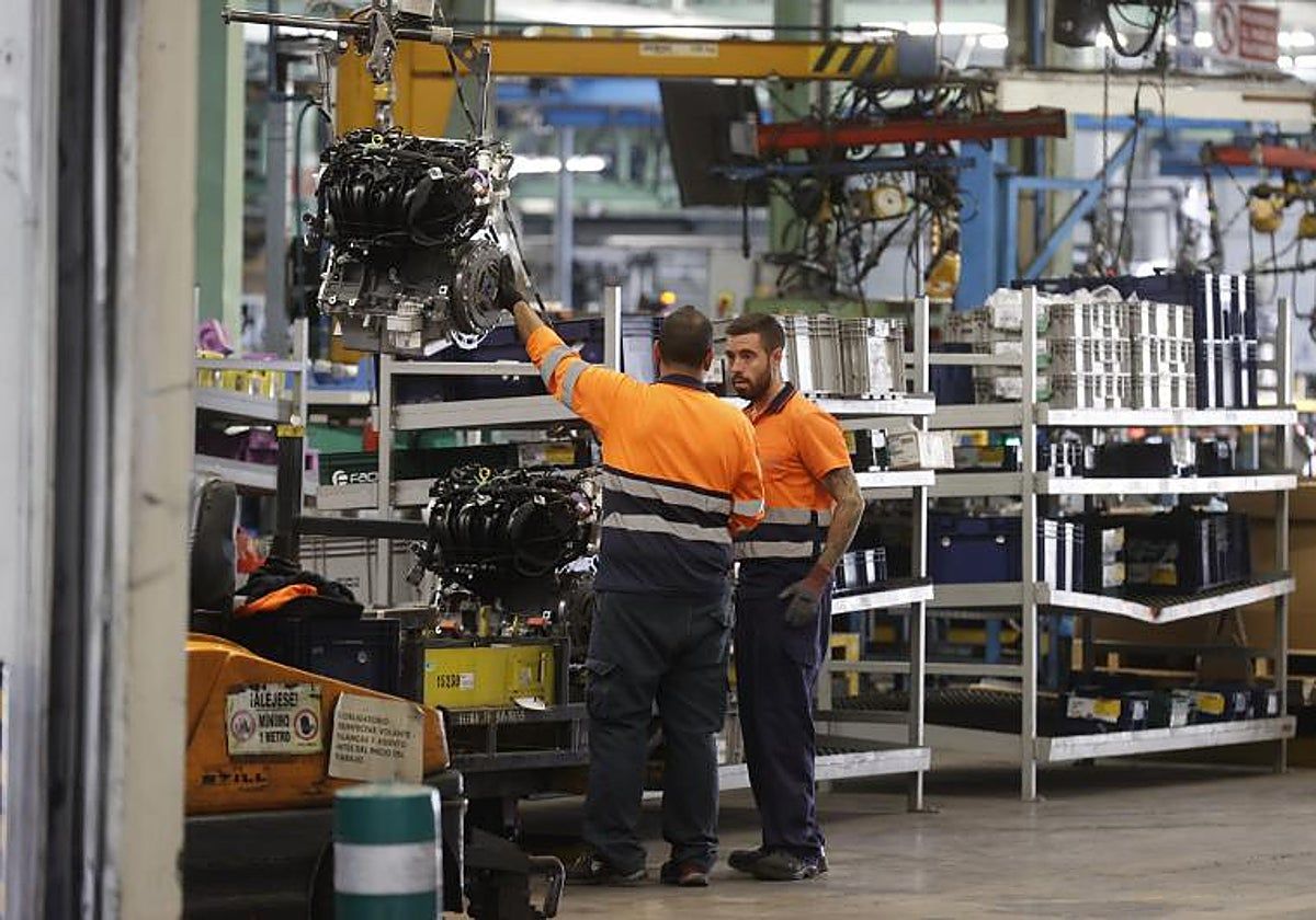 Workers in a factory. - abc.es
