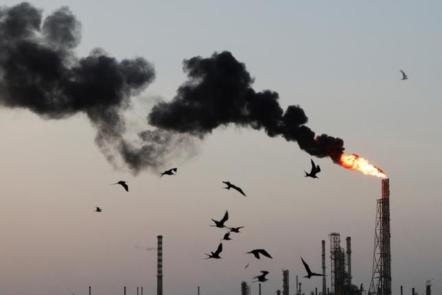 Gas flare above the Cardón refinery in Venezuela. - courrierinternational.com