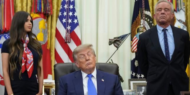 Donald Trump and US Secretary of Health and Human Services Robert Francis Kennedy Jr. at the White House, in Washington DC, on August 10, 2026. - lemonde.fr