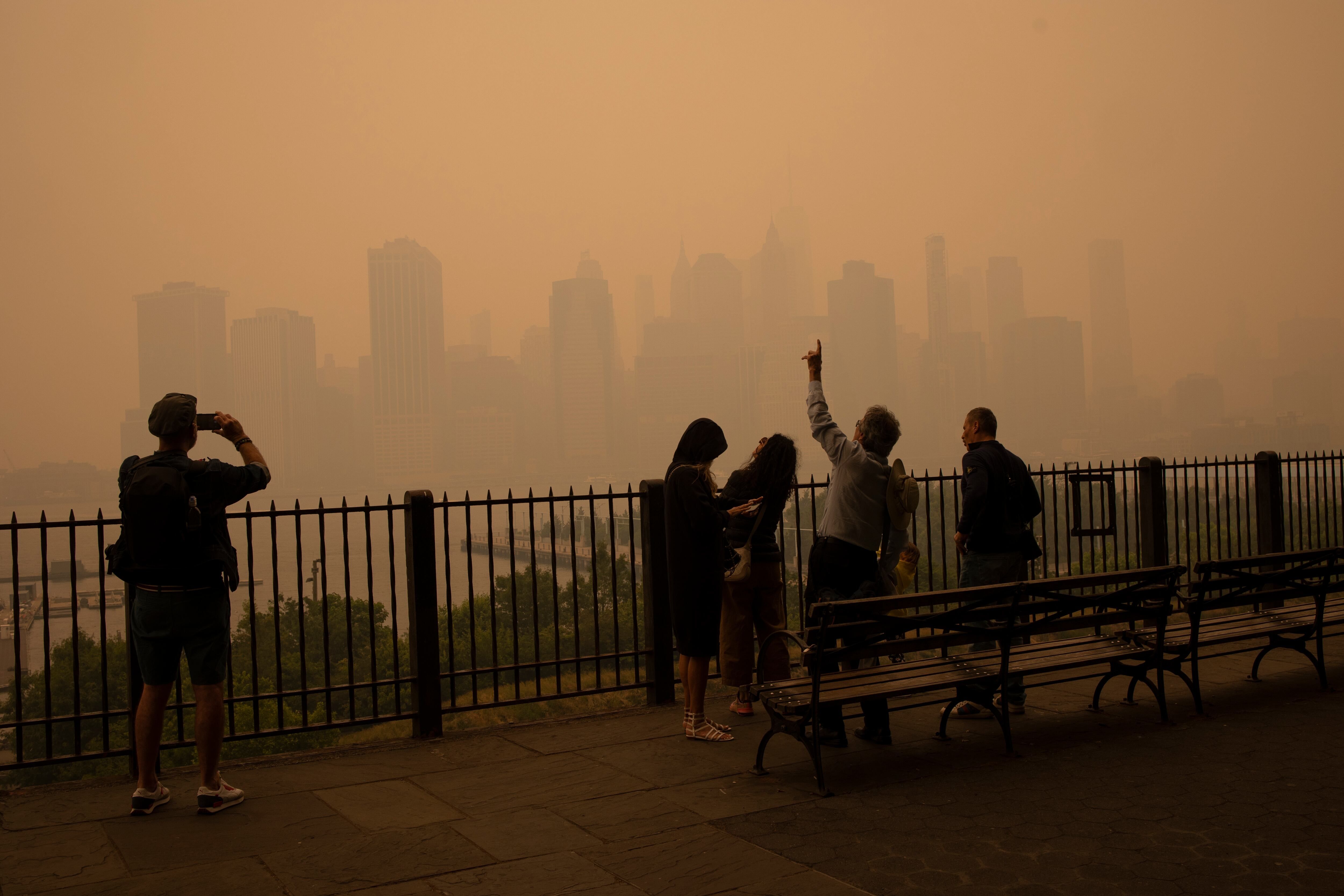 Canadian wildfire smoke covers the New York City skyline on June 7, 2023, seen from Brooklyn, New York. - elpais.com