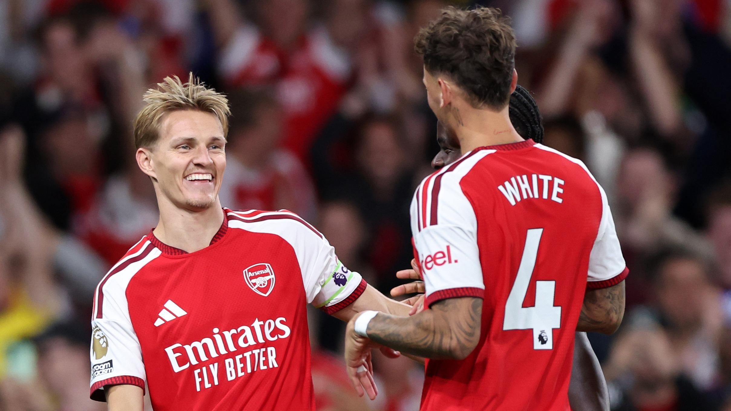 Ødegaard, White and Saka celebrate Arsenal’s third goal against Coventry. - lefigaro.fr
