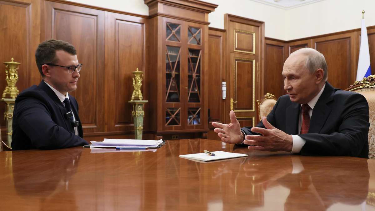 Vladimir Putin speaks during his interview with Russian journalist Pavel Zarubin. - fr.de