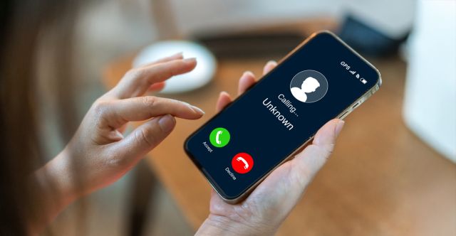 Image accompanying coverage of phone and online fraud techniques. - protothema.gr