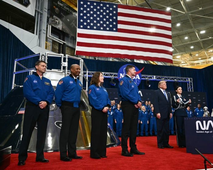 Reid Wiseman, Victor Glover, Christina Koch, Jeremy Hansen and President Donald Trump at Johnson Space Center in Houston. - Kent Nishimura/AFP/Getty Images