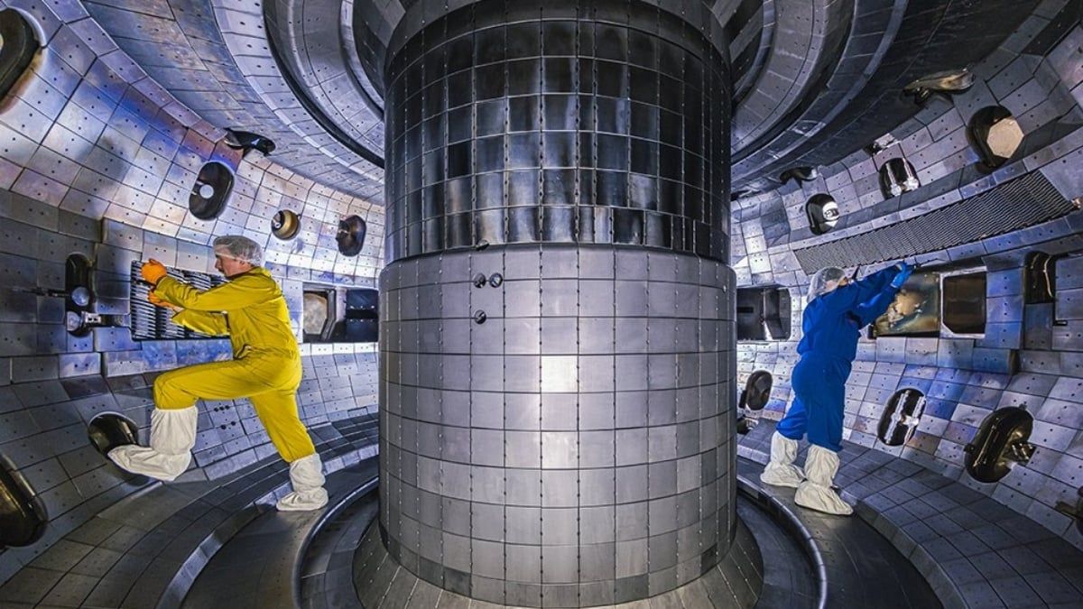 Technicians working inside the DIII-D tokamak. - sciencealert.com