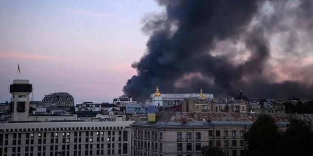 Smoke rises over buildings following Russian air attacks in downtown Kyiv on September 8, 2026. - lemonde.fr
