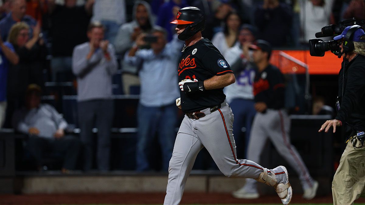 Pete Alonso rounds the bases after hitting his 300th home run at Citi Field. - Vincent Carchietta/Imagn Images